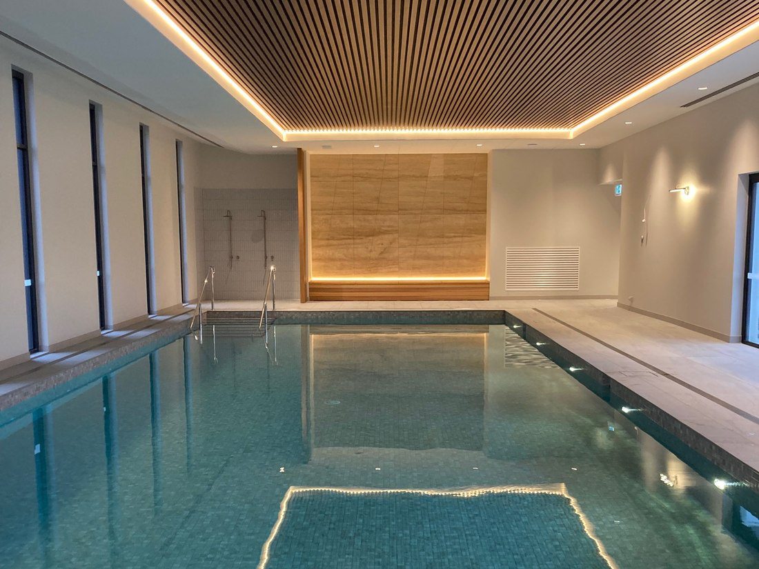 Fully tiled interior with hydrotherapy and lap integration